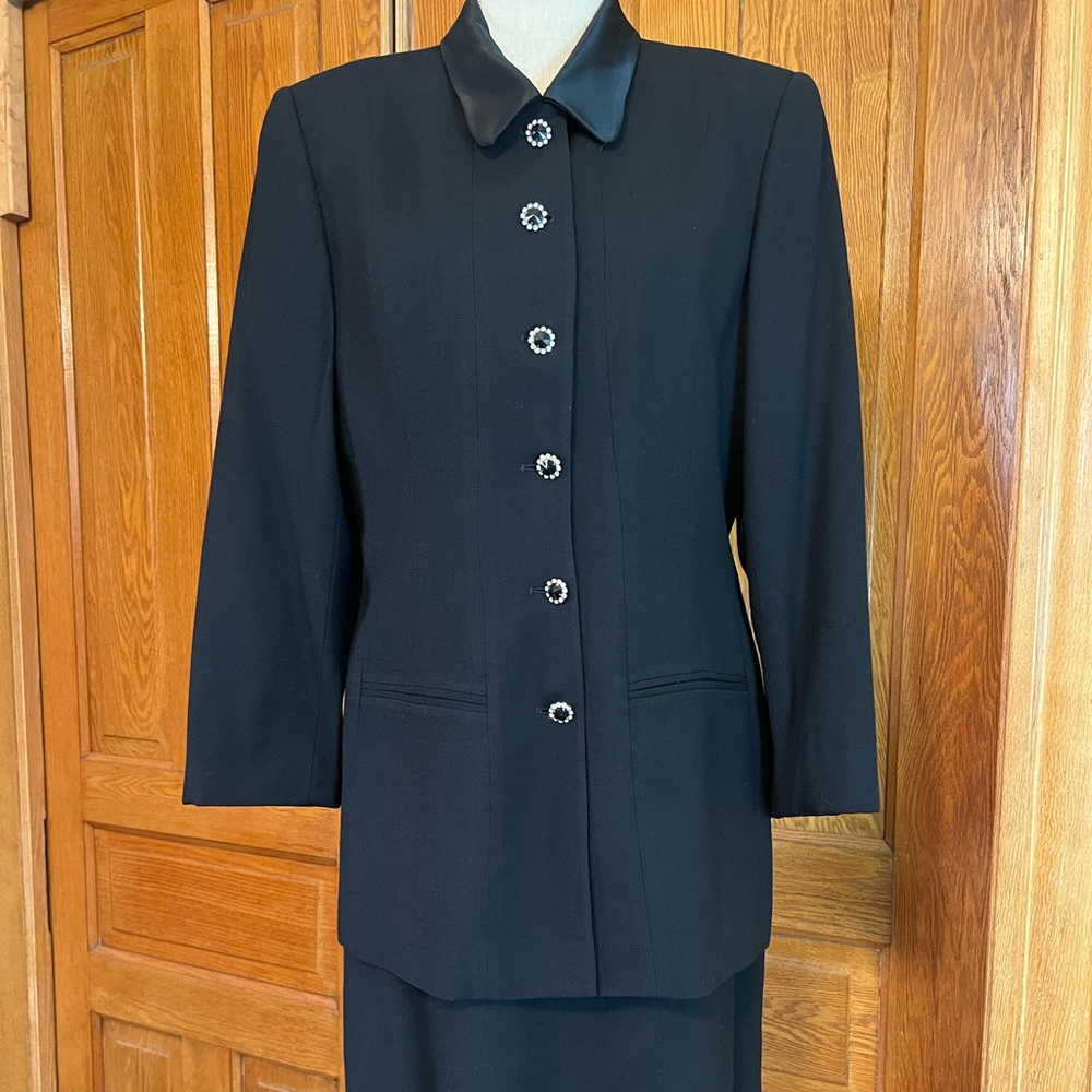 Elegant Black Women's Blazer with Embellished Buttons